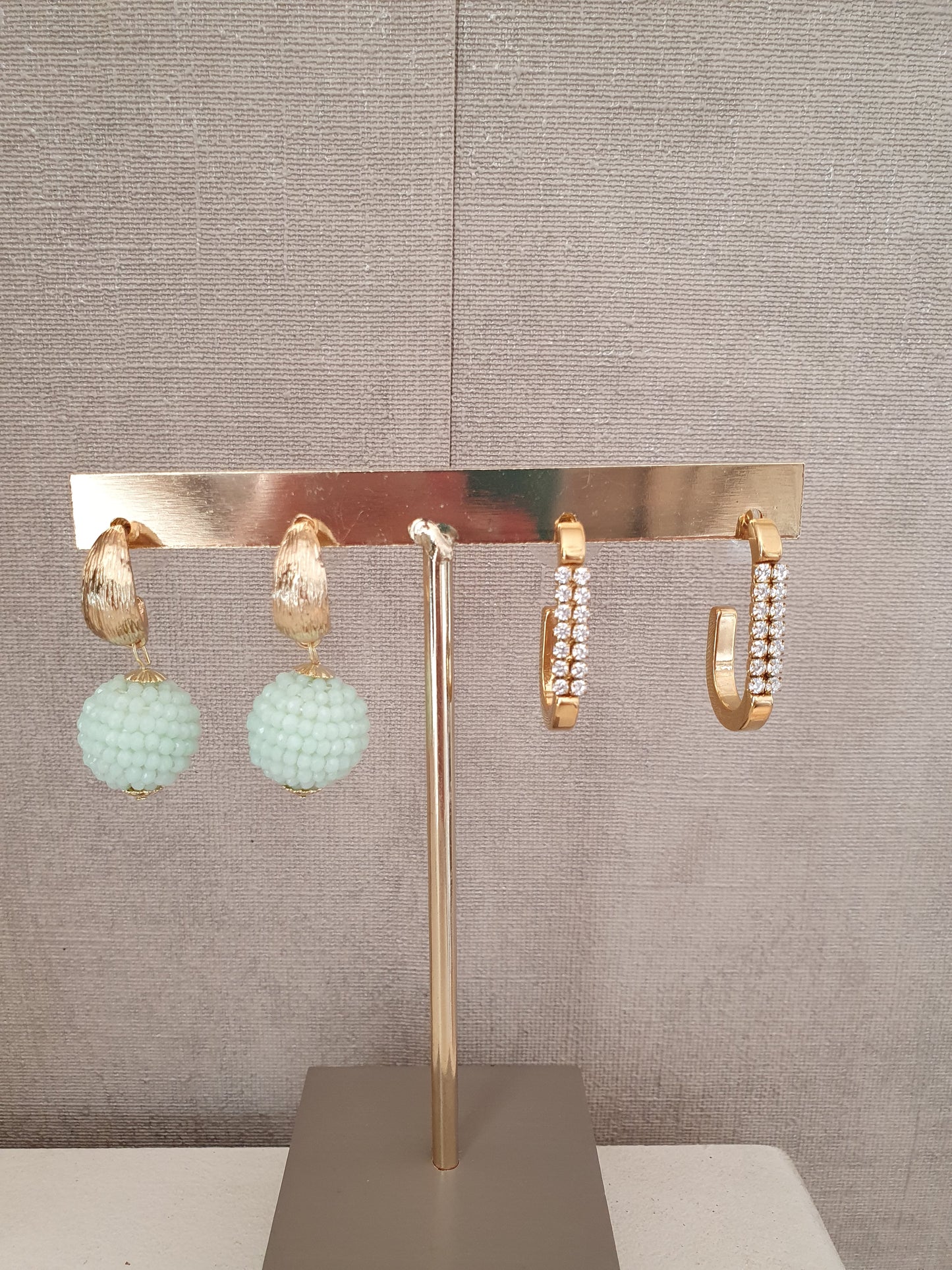 Biba Statement Ohrringe – Goldfarben mit kugelförmigen Perlen in zartem Mintgrün – 33 x 15 mm