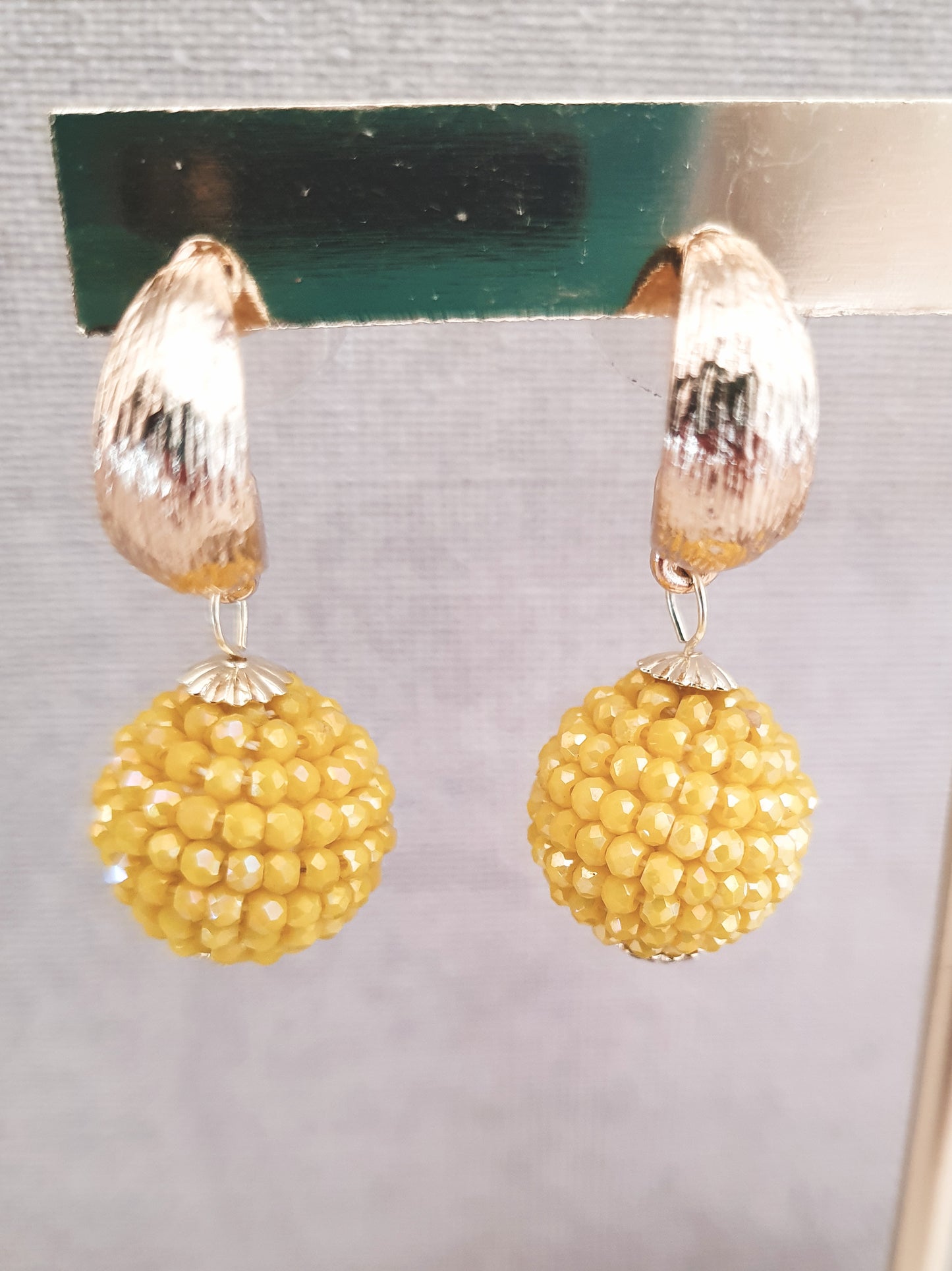 Biba Statement Ohrringe – Goldfarben mit Kugelperlen in Gelb – 33 x 15 mm