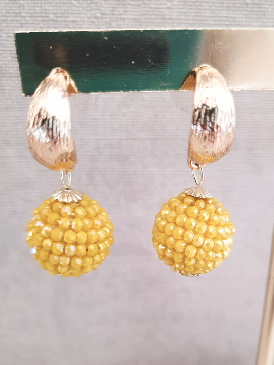 Biba Statement Oorbellen – Goudkleurig met Bolvormige Beads in Geel - 33 X 15 mm