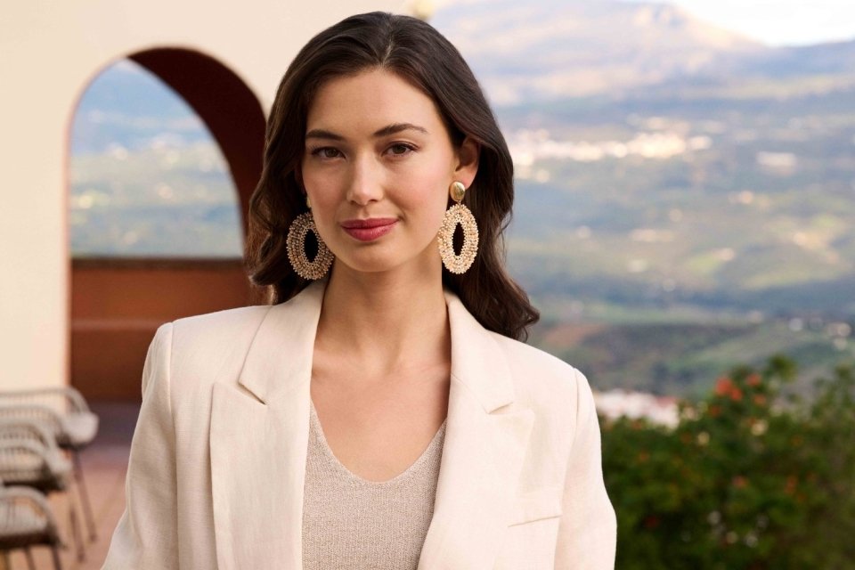 Biba Statement-Ohrringe – Elegantes Beige mit luxuriöser Perlenbesatz – 84 x 46 mm