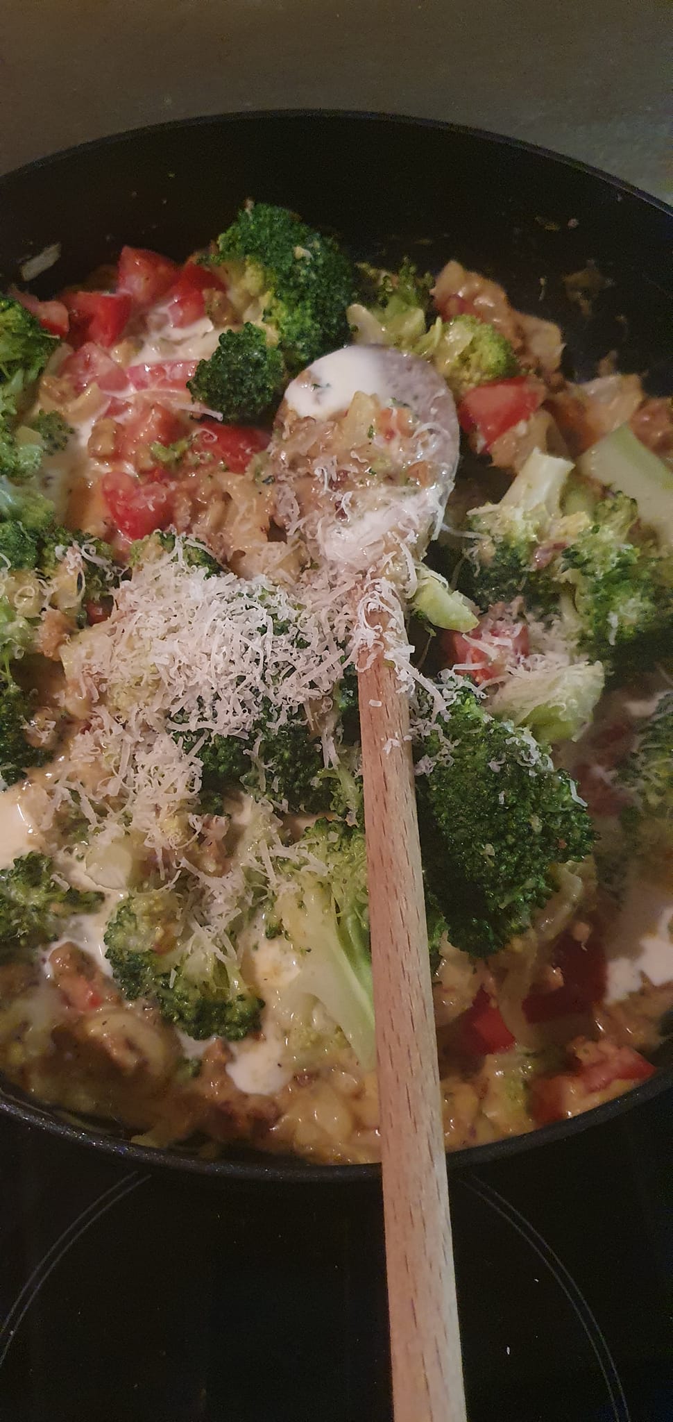 Broccoli-Kaas Eenpansgerecht met Gehakt, Tomaten, Gebakken Uien, Verse Tagliatelle en Parmezaanse Kaas