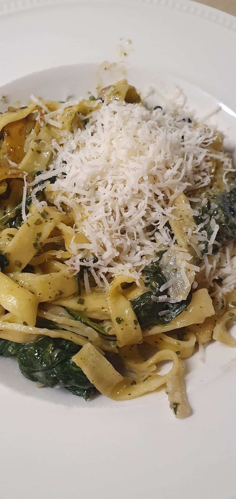 Romige tagliatelle met pestosaus, spinazie en champignons - snel Italiaans recept