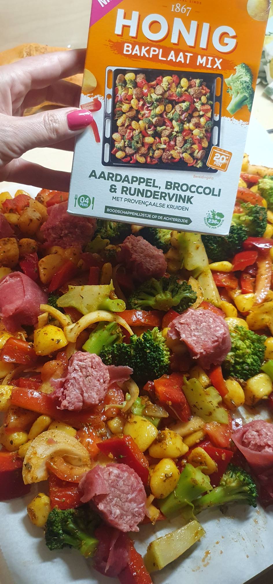 Honig Bakplaatmix met broccoli, krieltjes en rundervink op bakplaat uit de oven