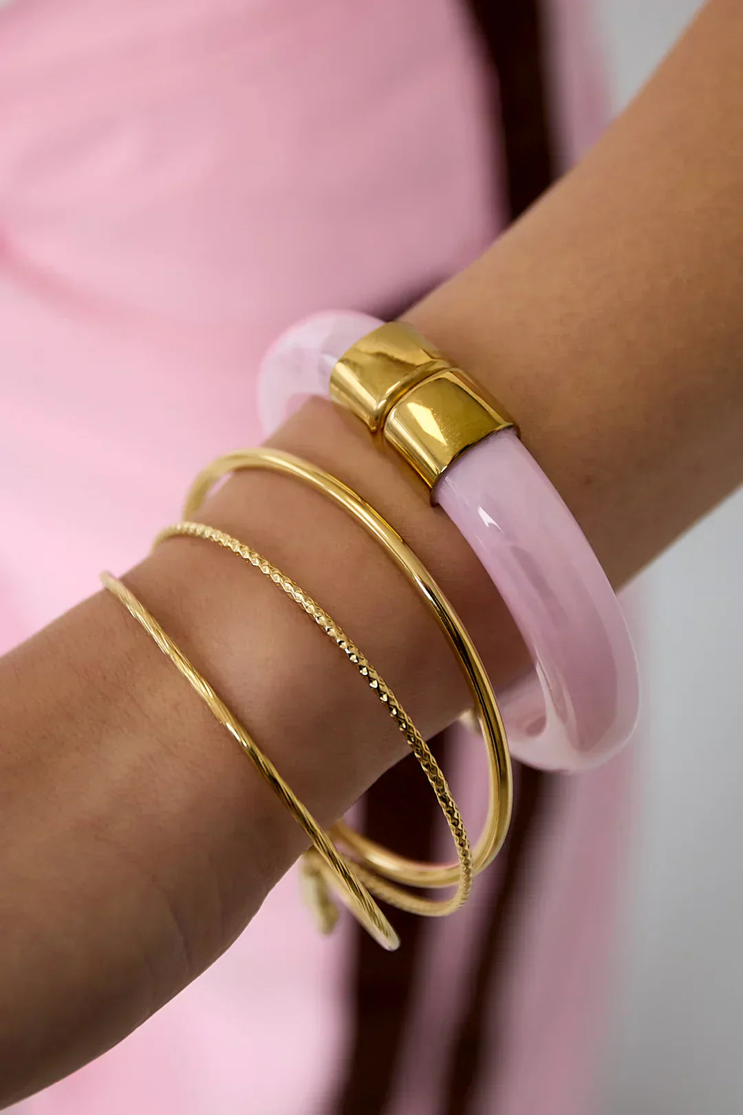 Chunky bracelets en statement armbanden stylen - acryl bangles en gouden armbanden van The Collection