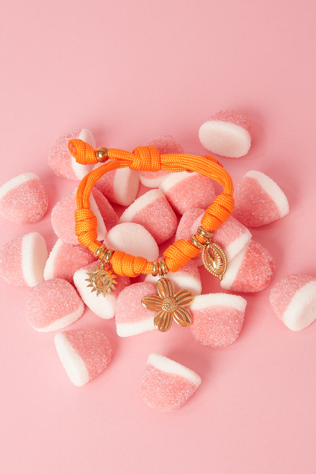 Touw armband met knoopjes en variërende charms