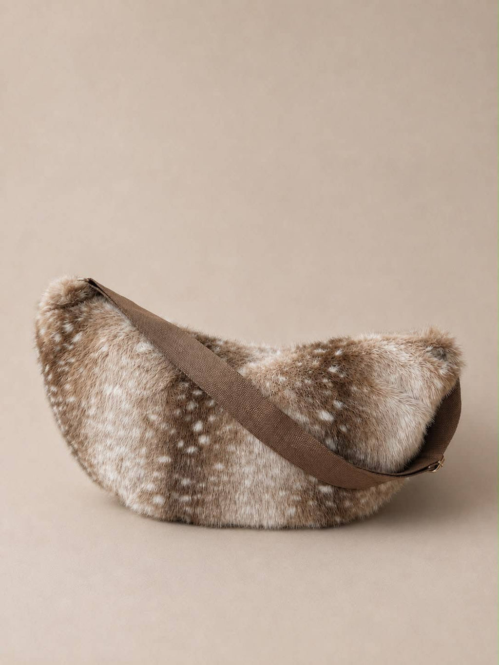 Faux Fur Halbmondtasche – Bambi | Fluffige Umhängetasche | Wauw Fashion