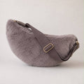 Faux-Fur-Halbmondtasche – Taupe | Flauschige Umhängetasche | Wauw Fashion
