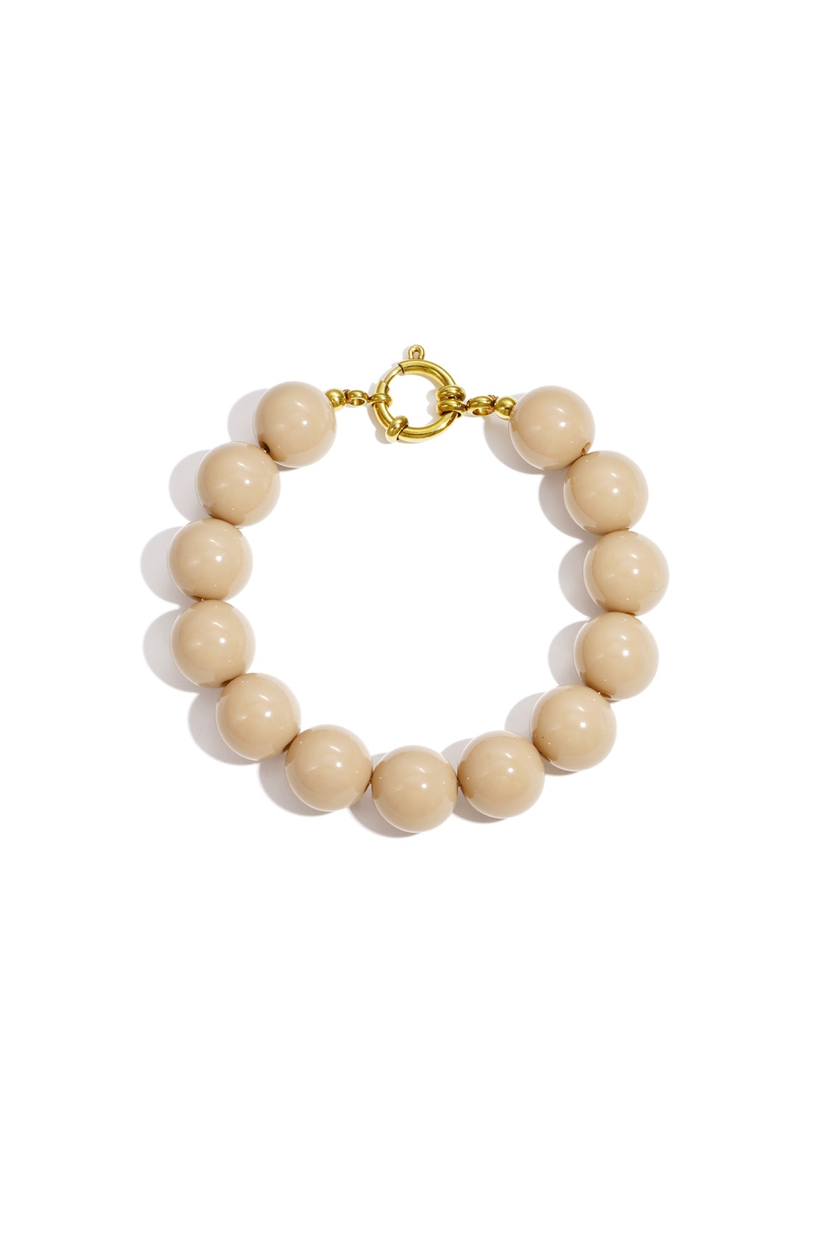 Armband met grote kralen en sluiting aan de voorkant.