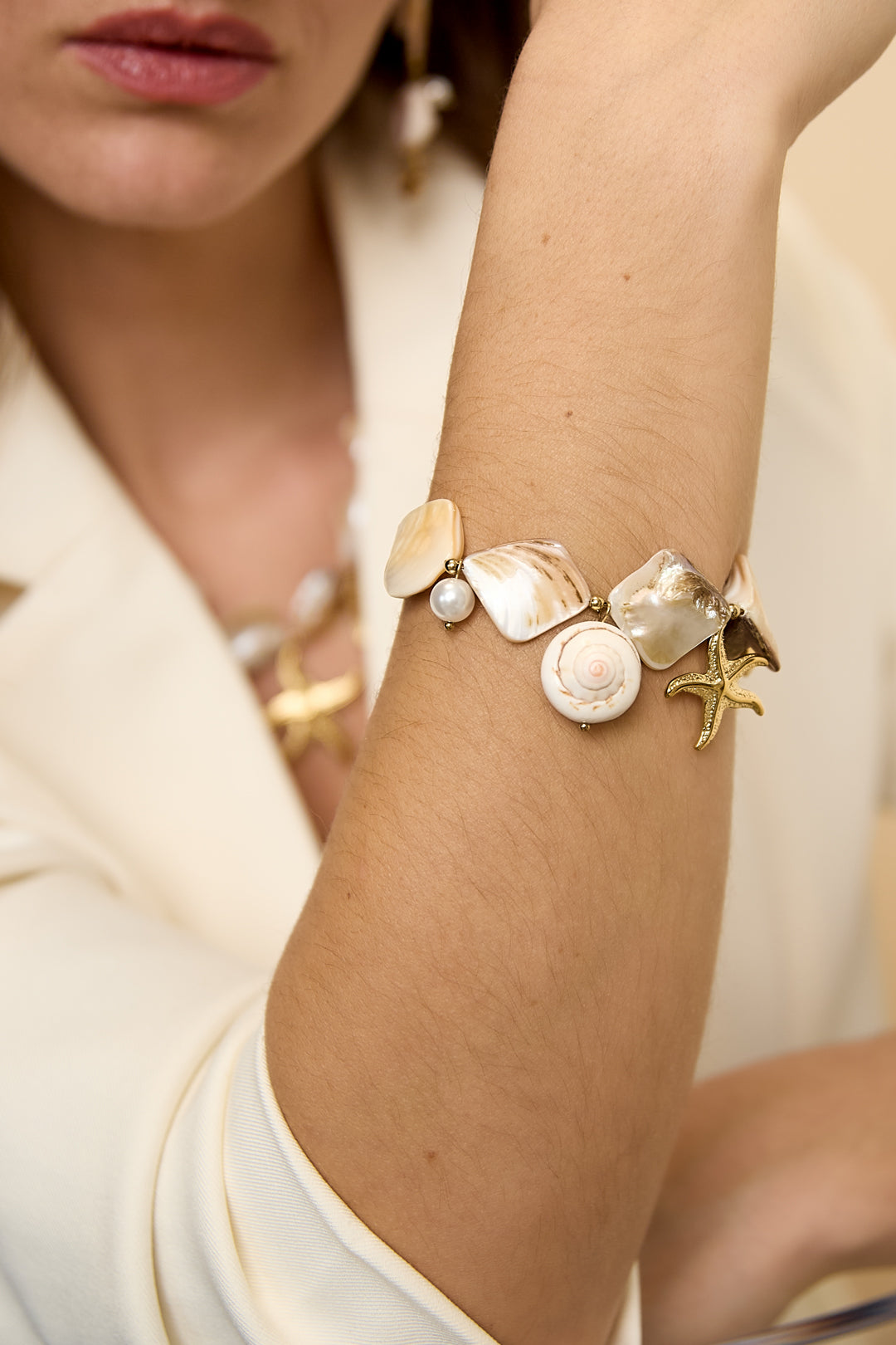 Armband met schelpen, zee charms en goude kraaltjes