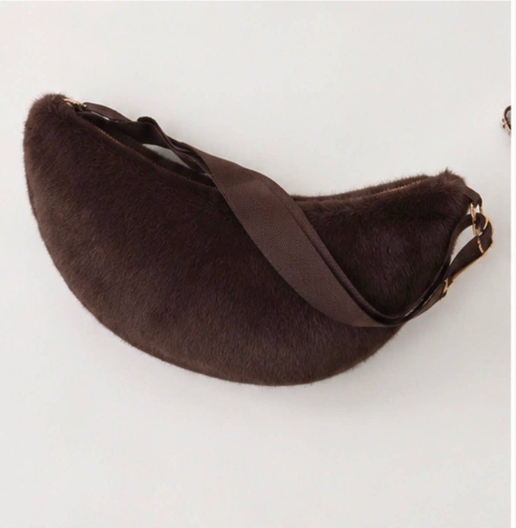 Faux Fur Halvemaan Tas – Fluffy Schoudertas | Wauw Fashion