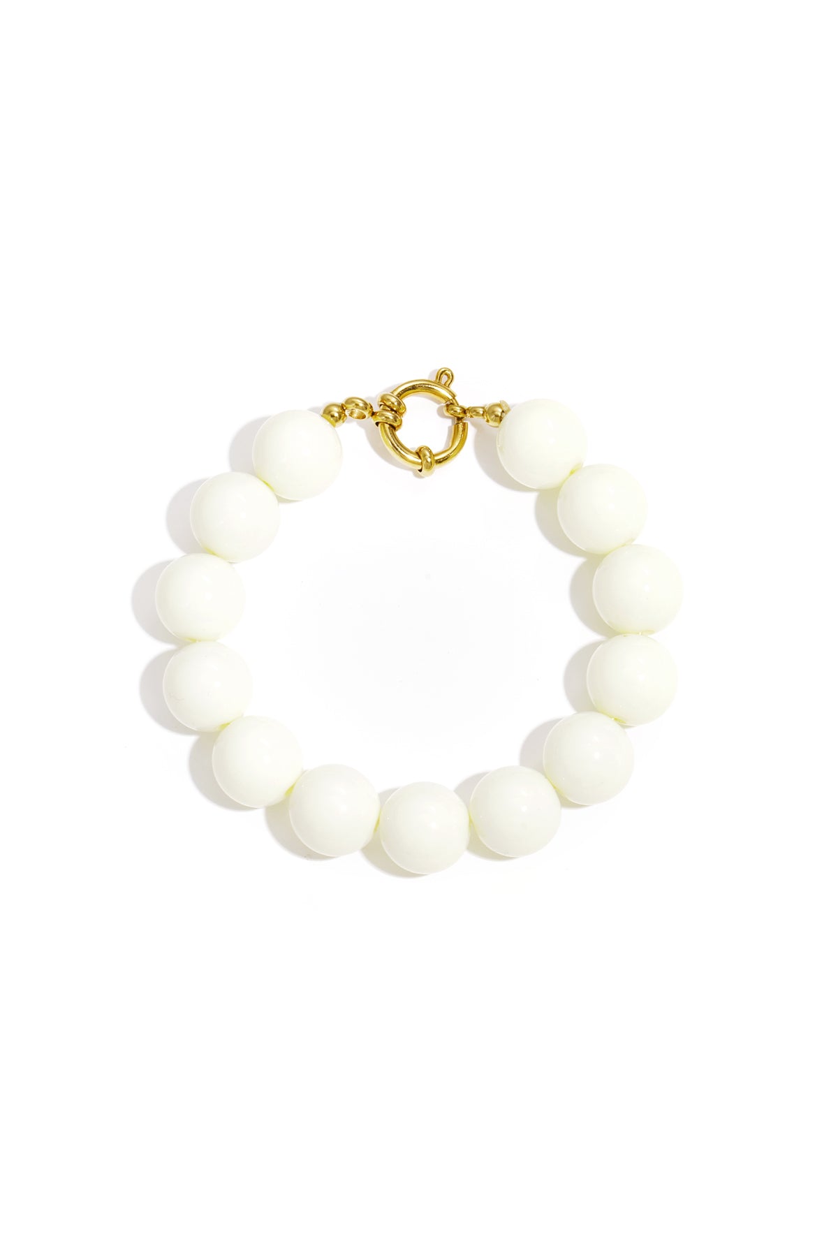 Armband met grote kralen en sluiting aan de voorkant.