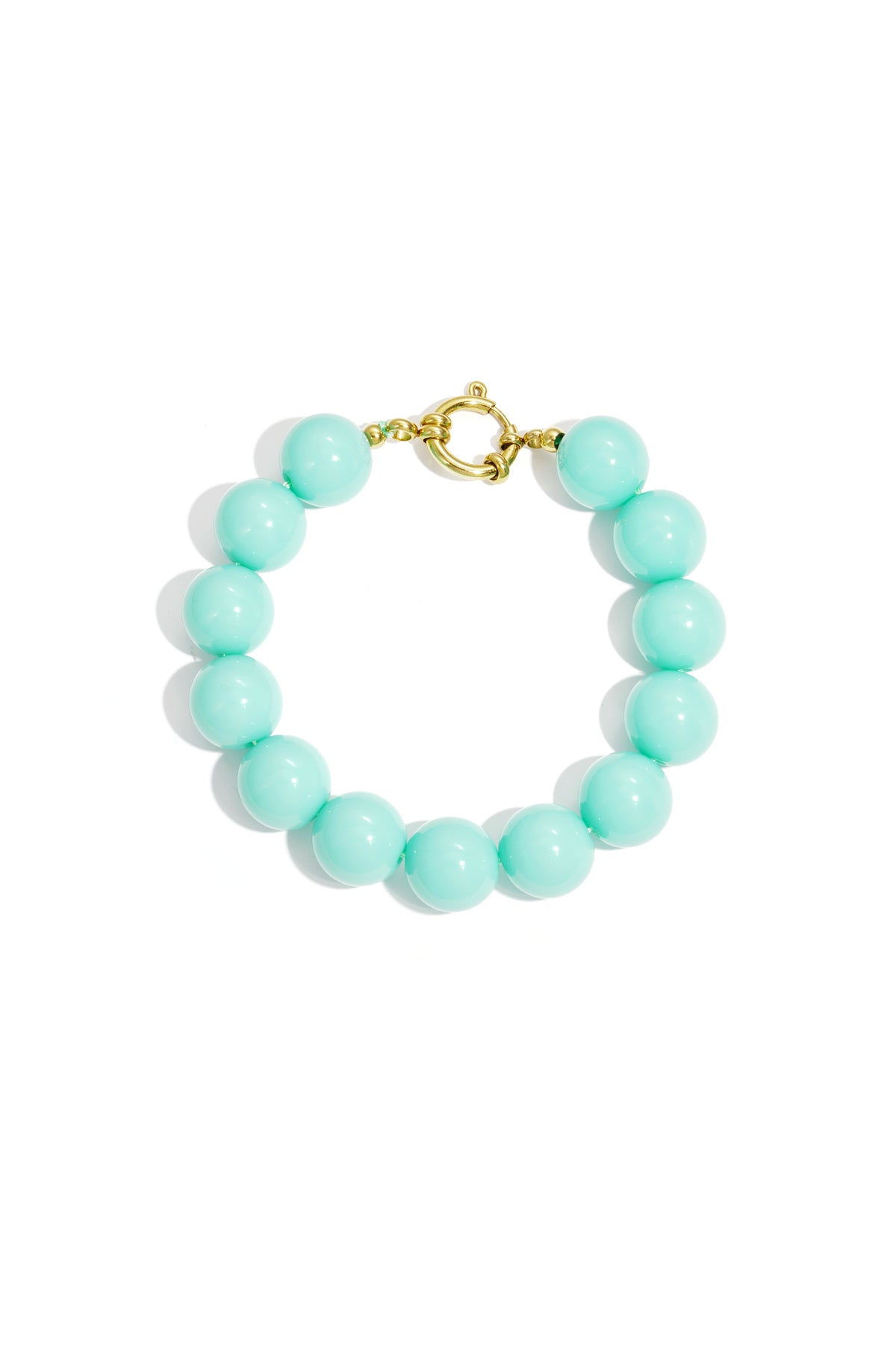 Armband met grote kralen en sluiting aan de voorkant.