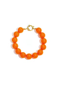 Armband met grote kralen en sluiting aan de voorkant.