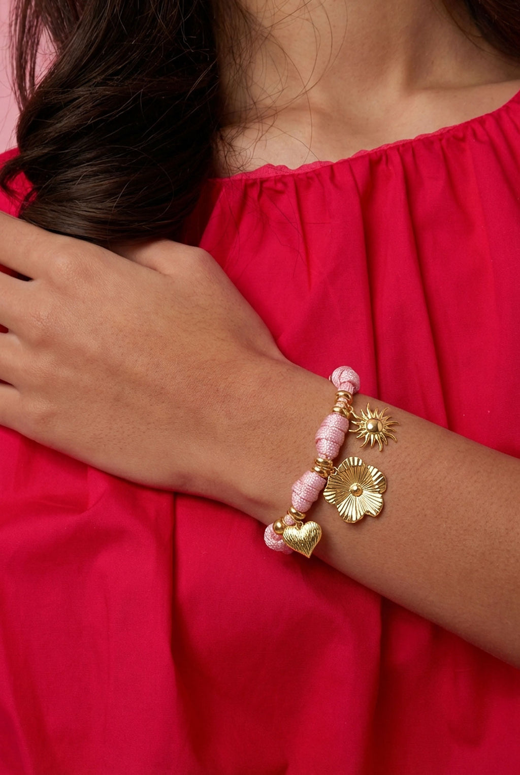 Touw armband met knoopjes en variërende charms