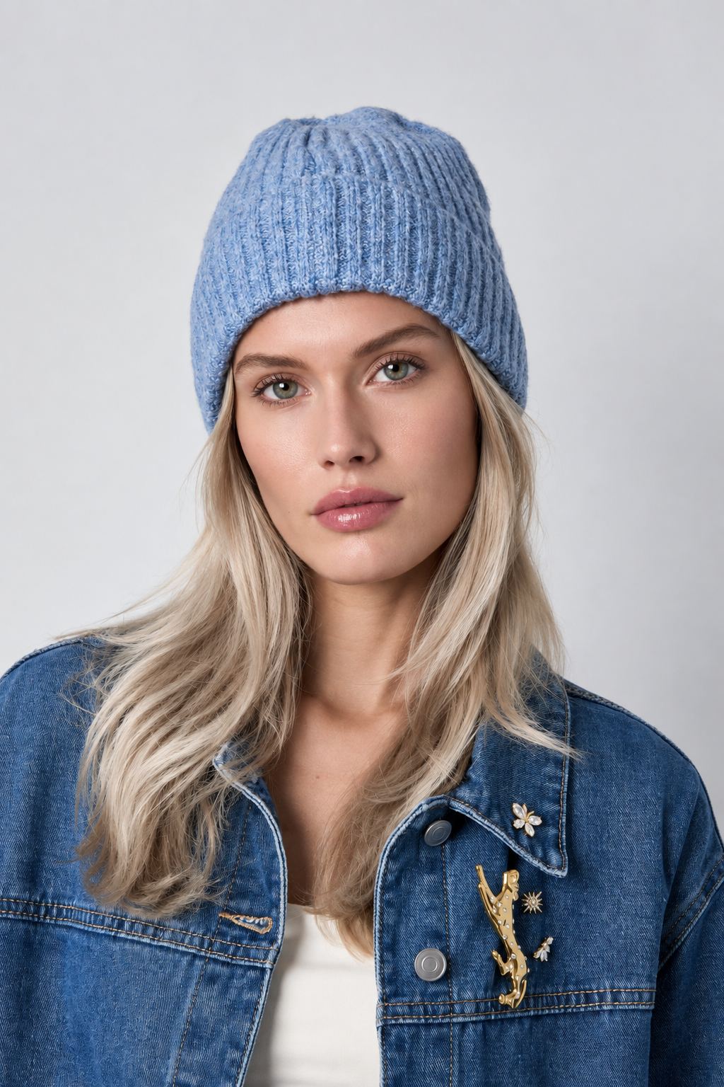 Geribbelde Beanie Blauw - Model met Asblond Haar