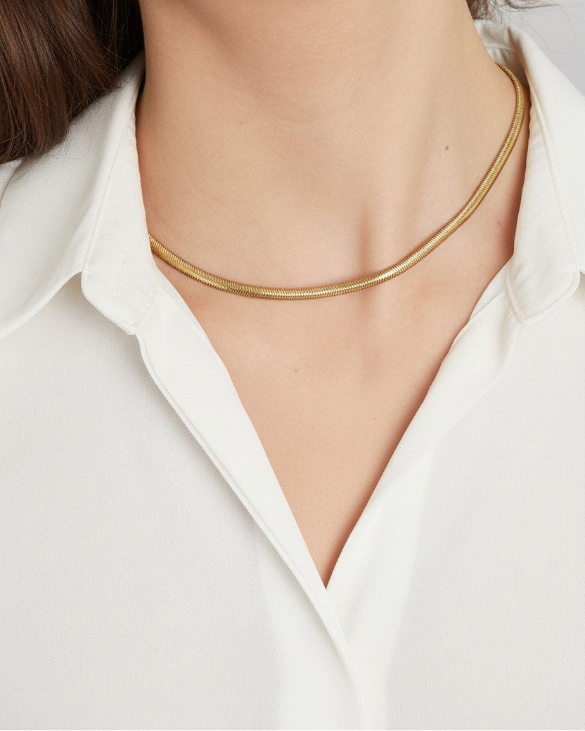 Platte snake ketting met witte blouse