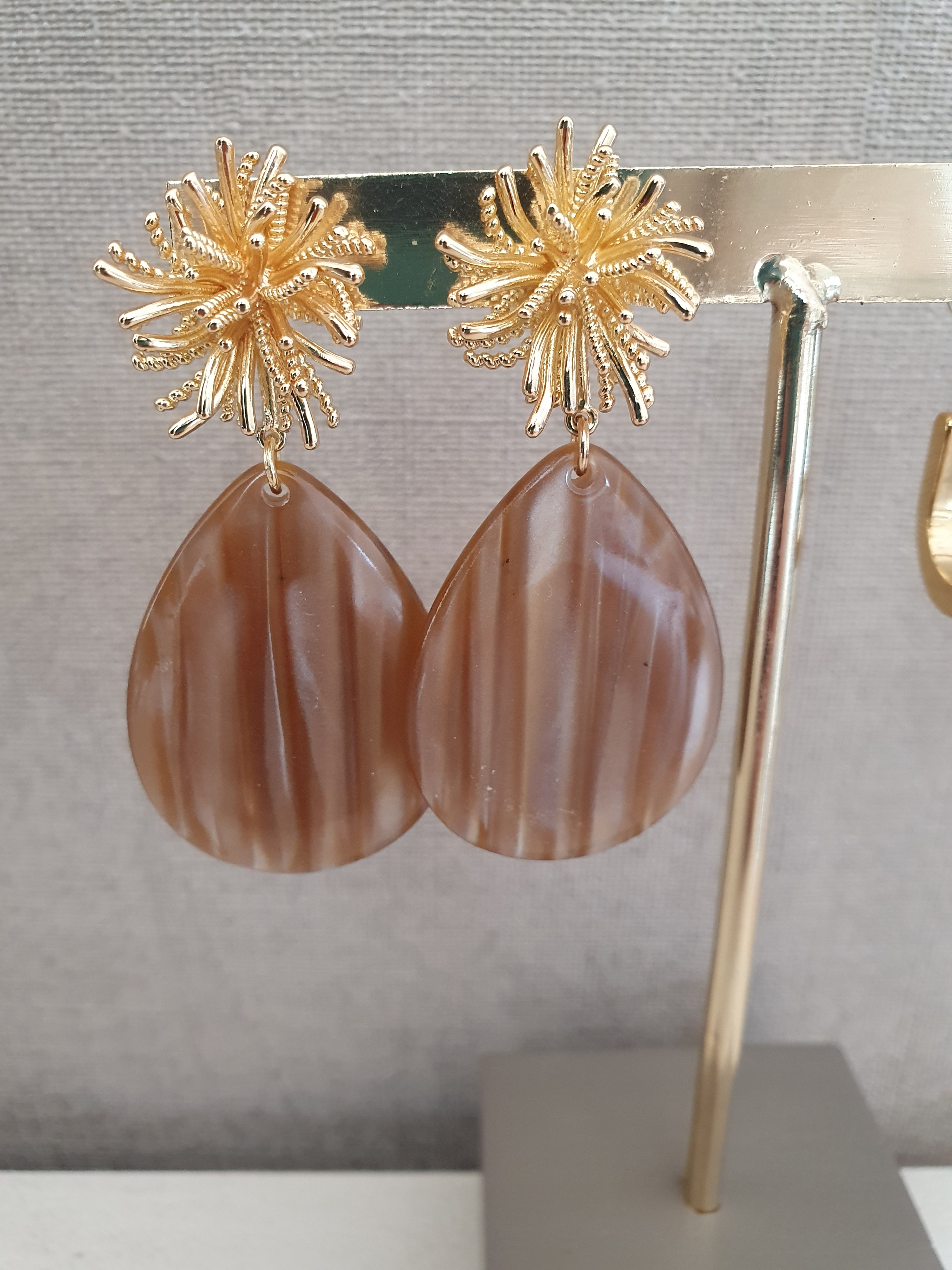 Biba Druppel Oorbellen Beige Bruin Goudkleurig - 66mm Statement Resin