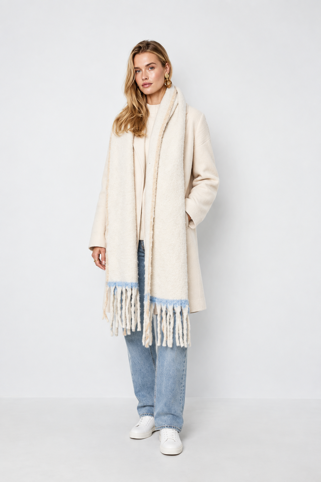 Wintersjaal Gebroken Wit - Volwassen Model met Sneakers